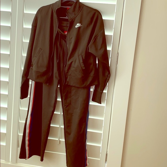 olive green nike jogging suit